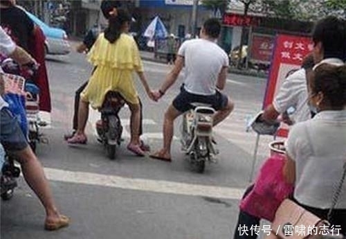 马路上|妹子,大白天在马路上就不要和男友秀恩爱了,而且这样牵手不安全