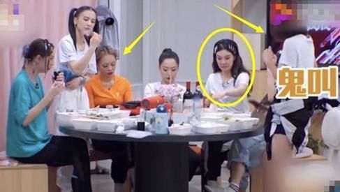  跳舞|蓝盈莹《浪姐》现状堪忧，饭桌前跳舞无人理会，姐妹表情太尴尬