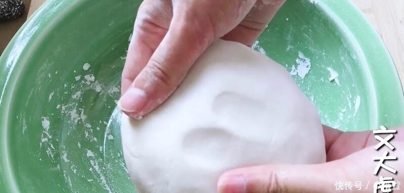 开水烫|糯米粉开水烫一烫,比年糕简单,比糍粑好吃,一学就会