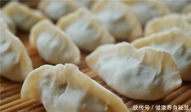 每次|秋天多给孩子做这馅的饺子,鲜美入味,每次煮一大锅,百吃不厌