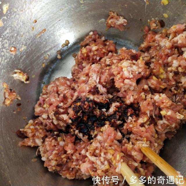  令人|虾蓉酱小笼包，入口鲜味浓，令人胃口大开