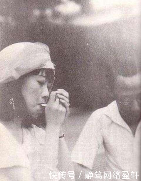 皇后|镜头下的历史：两位末代皇后的真实照片，各有秋千