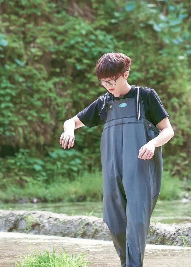  新造型|毛不易终于摆脱“肥宅脸”？新造型惊艳全场！唱作穿搭样样精通