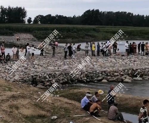  德惠|德惠两名女孩在松花江边玩耍不慎落水，家属抱着孩子坐在岸边痛哭