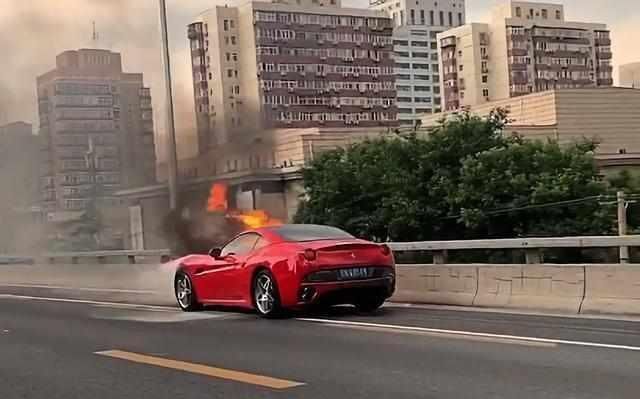 跃马|北京308万法拉利行驶中起火,秒变火烧跃马,V8发动机报废