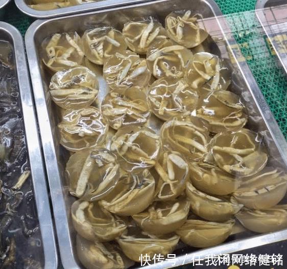 下嘴|大妈沿街卖“水馒头”,5元3个,从不涨价,顾客买完不敢下嘴!