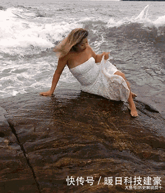 美人鱼|GIF搞笑趣图: 海边拍照要注意, 一不小心让你变成美人鱼