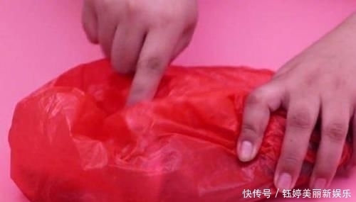 对鱼鳞进行|原来刮鱼鳞这么简单,一个塑料袋就搞定可惜很多人不懂,都学学