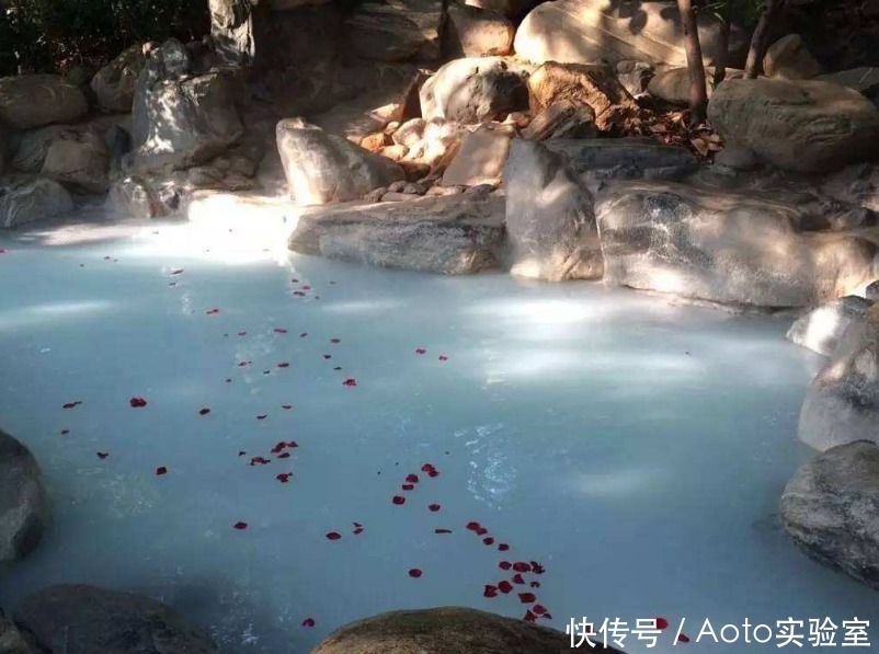 牛奶|洗牛奶浴却越洗越臭,一看生产日期顾客气坏了,商家:减免洗浴费