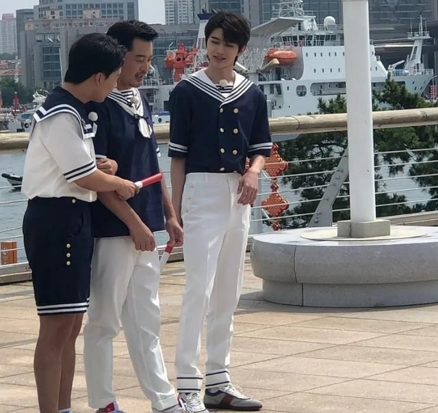 超短裙|吴宣仪超短裙参加《跑男》,注意旁边蔡徐坤的手,真实人品藏不住