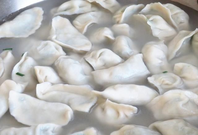 一口气|丈夫调饺子馅,韭菜里加了它,又香还不腻口,我一口气吃30个