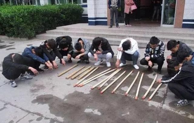 持械|太嚣张！广场十多人持械当众斗殴，一路大叫追打，场面吓人