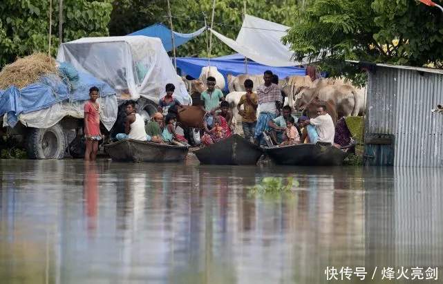 洪水|洪水来袭之际，印度人民竟忙着拆房子，给出的理由令人无法反驳