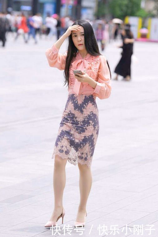 设计|淡雅精致的妆容，换上蕾丝边设计短裙，别有一番女性独特的韵味