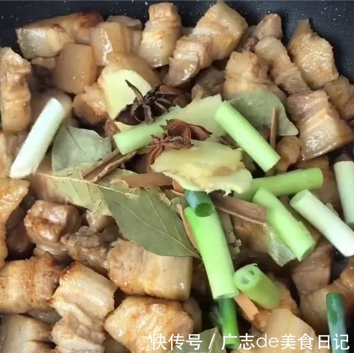  往锅中加入|祖传红烧肉做法，学会回家做，家里米饭都不够吃