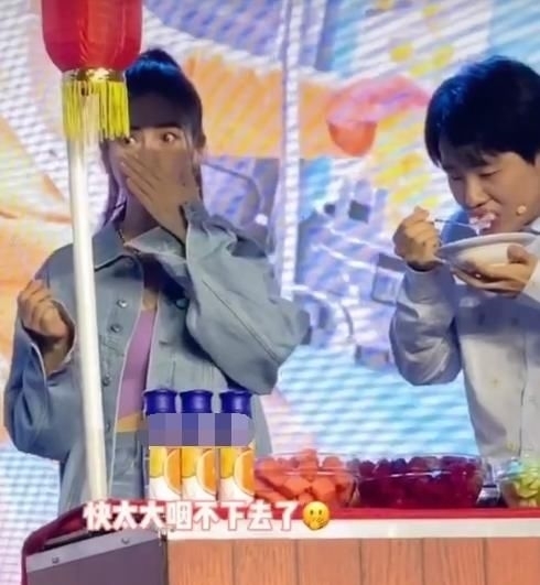 心疼|baby吃水果,没人给她送盘子接着,看到她是咋吃的,我心疼了