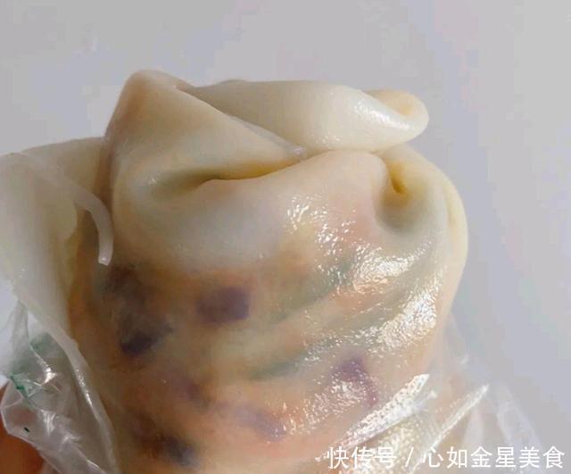 凉皮|李村夜市这对夫妻每天出摊,8元一份的卷凉皮每天卖上千份