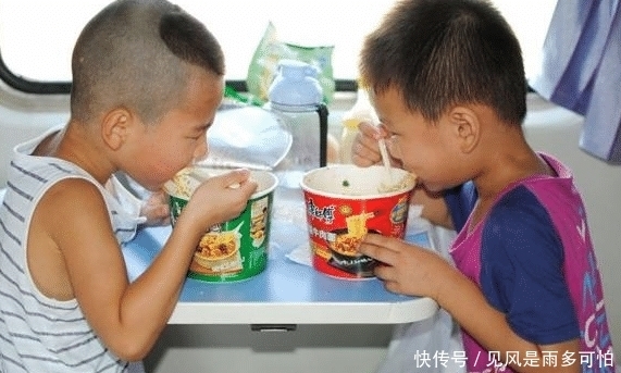 懒人火锅|坐火车别只记得带泡面,换成这5种零食,轻松馋哭身边车友!