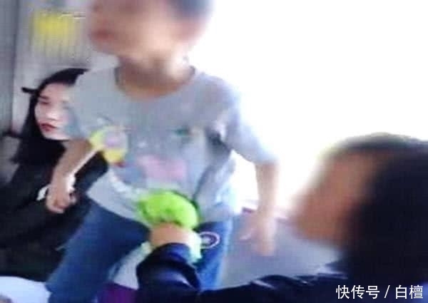天壤之别|两个小男孩坐地铁，举止天壤之别，网友看后怒批：家教真的很重要