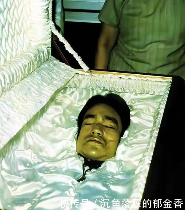 令人|10张老照片回顾李小龙一生:师父叶问断言短命,图9令人心酸落泪