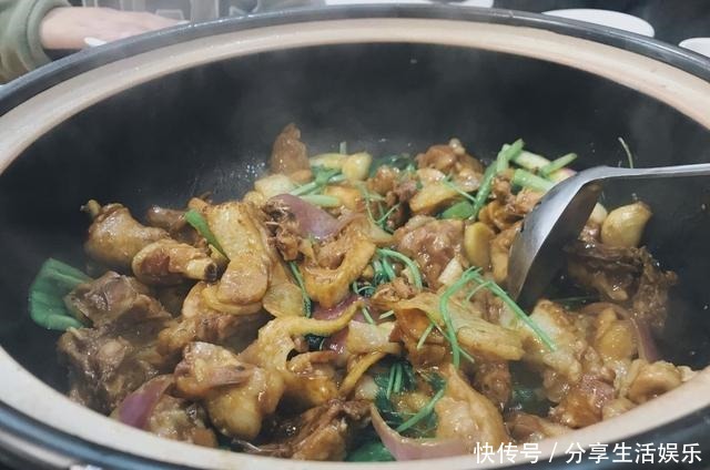 大厨|鸡肉焯水是大忌,不管鲜鸡还是冻肉,大厨教你这样做,鲜嫩有营养