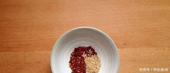 鸡皮|只需要一种香料,加入白切鸡中,鸡皮会立刻变黄