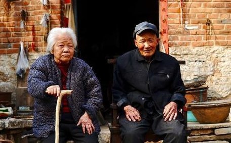 有钱|有钱和没钱的老人，晚年生活有啥不同3个80岁老人说出实话