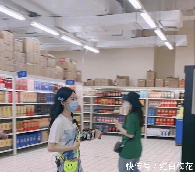 上船|《中餐厅》开拍,客人上船品尝菜肴,赵丽颖颜值惊艳