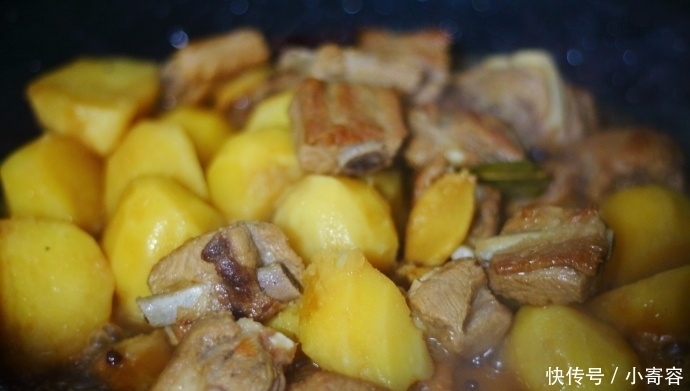 汤汁|土豆炖排骨,这样做,半小时轻轻松松出锅,好吃得连汤汁都不剩