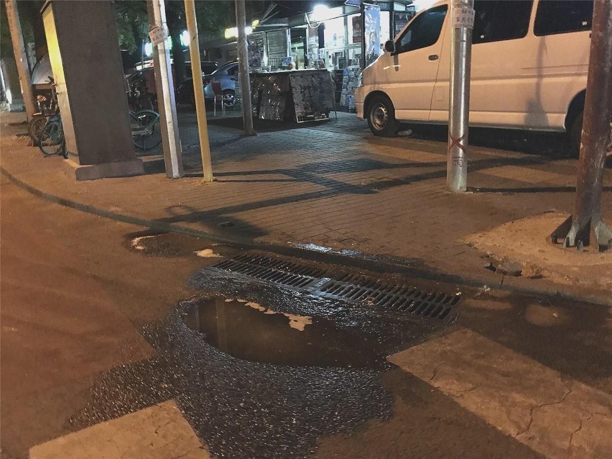城市|残羹剩饭倒进路边雨箅子，城市下水道怎就成了泔水桶