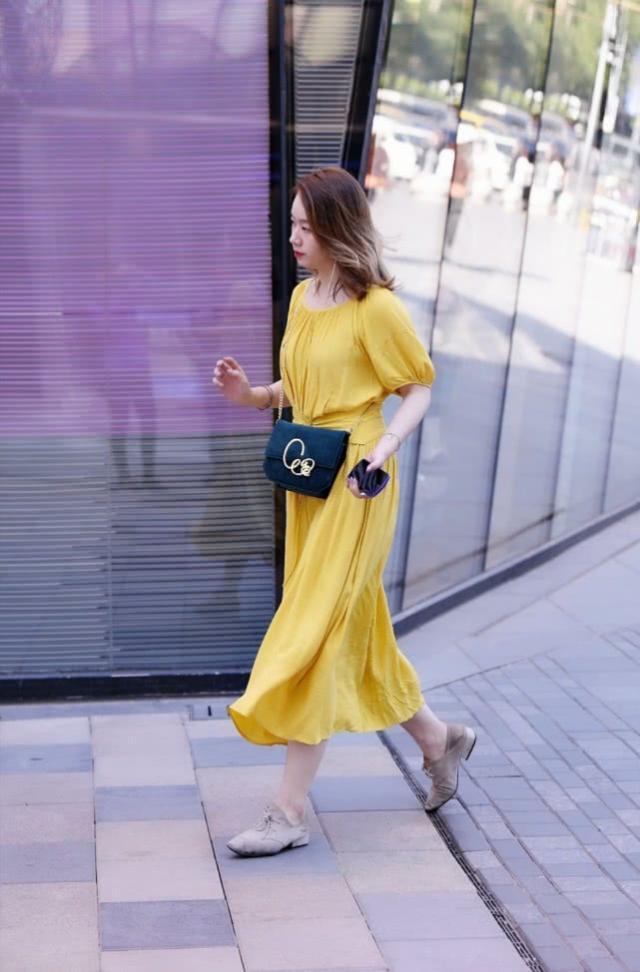 裙子|街拍:美丽大方的美女,柔美的裙子搭配,轻松展现你优雅的姿态