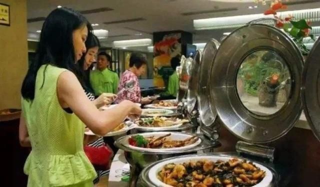 老板|母女吃自助狂拿6盘大虾,看到桌上的虾壳老板怒了,食客骂得好
