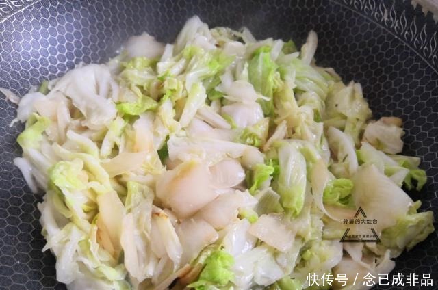 白菜|白菜炖豆腐，先炒白菜还是先炖豆腐都不对，大厨这样做，比肉香