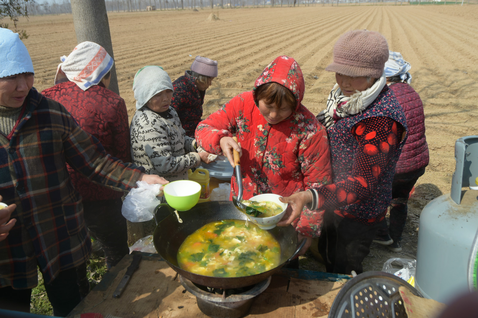 大锅饭|农村难得一见的大锅饭,一手捏3个馒头蹲地吃,场面壮观
