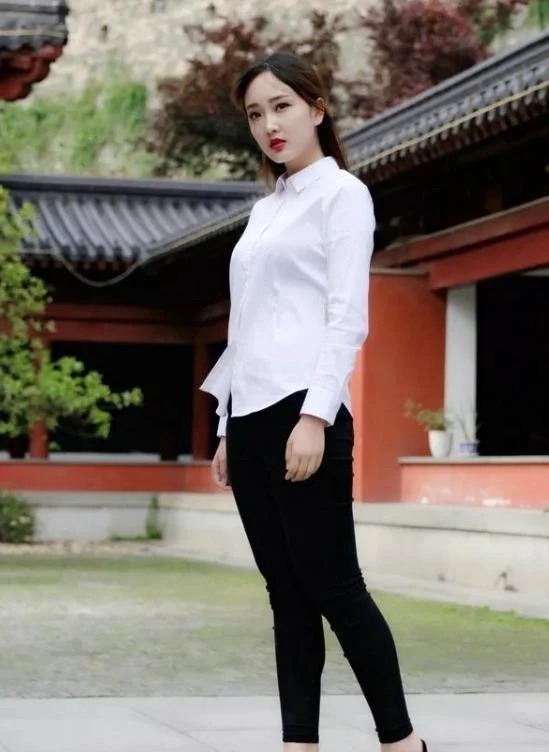 小美女|街拍：天生丽质的小美女，白色上衣配百褶裙，女神范十足
