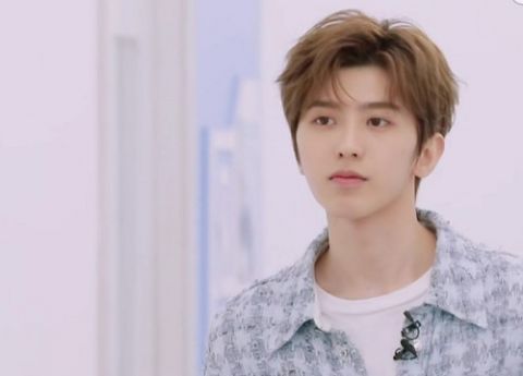  青春有你2|蔡徐坤微博上线多次，不发动态只换背景图，是《青2》定档兴奋吗