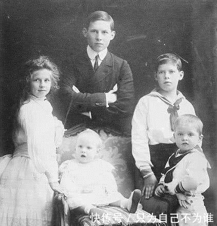 保护|为了保护自己的爱犬，希腊国王被猴子咬伤，却意外导致25万人死亡