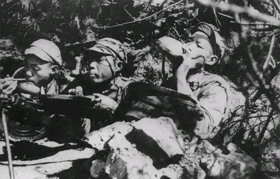 伙食|志愿军的伙食只有炒面就雪吗 其实不光有饼干油条 还有饺子啤酒