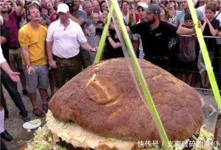 制作|实拍 德国“巨型”汉堡的制作现场,肉片20公分厚,谁吃完送别墅