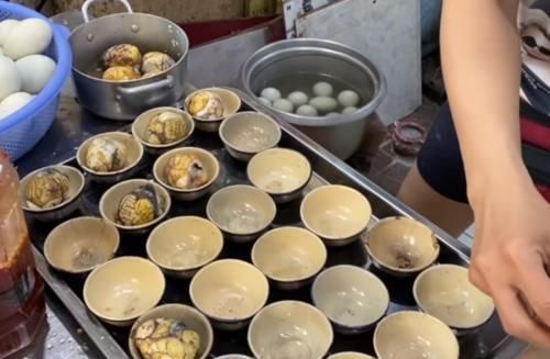 顾客|大婶走街串巷卖“它”,5元一碗,路人却嫌脏,顾客一次吃十个