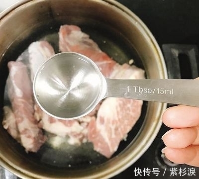  去除牛肉|家宴·西红柿炖牛腩