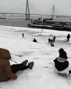 喜欢|搞笑GIF趣图:舍友最喜欢这样躺着玩手机,你们知道为什么吗?