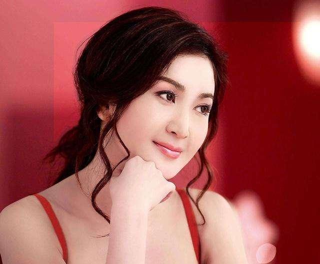 嫁入|星探发掘15岁一夜爆红,嫁入豪门17年后离婚,50多岁终成独立女性