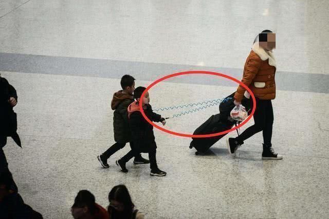  女孩|4岁女孩跟爸爸走散，民警询问父亲名字，女孩的回答令人哭笑不得