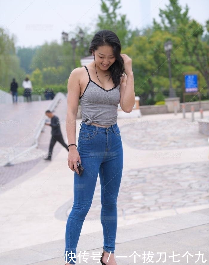  设计|街拍：嫌衣服设计太长，直接打了“死结”，这样穿有什么亮点？