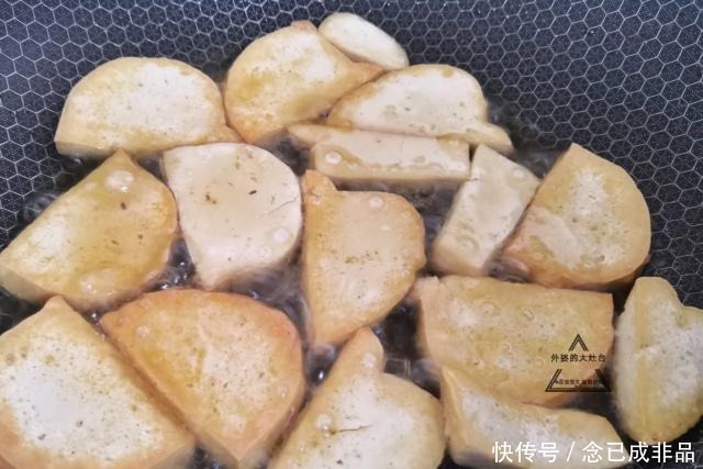 白菜|白菜炖豆腐,先炒白菜还是先炖豆腐都不对,大厨这样做,比肉香