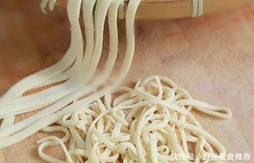  把面条|做豆角焖面，先煮面还是直接焖？其实都不如用这招，不粘还入味