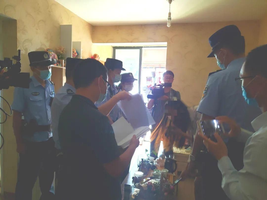 法律|前夫欠下巨额债务女子认为与自己无关，法院上门强制腾房，她竟报警“求助”