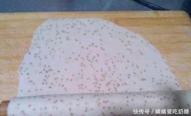 美味|一碗面粉，一把芝麻，教你做美味的油炸筷子，咸脆香！