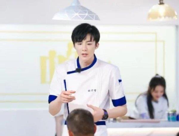 刘宇宁|刘宇宁长得怎么样？听到《中餐厅》客人对他的评价，真有眼光